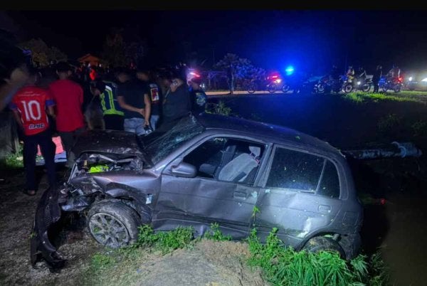Kereta dipandu mangsa hampir masuk ke dalam tali air berhampiran. - FOTO: PDRM