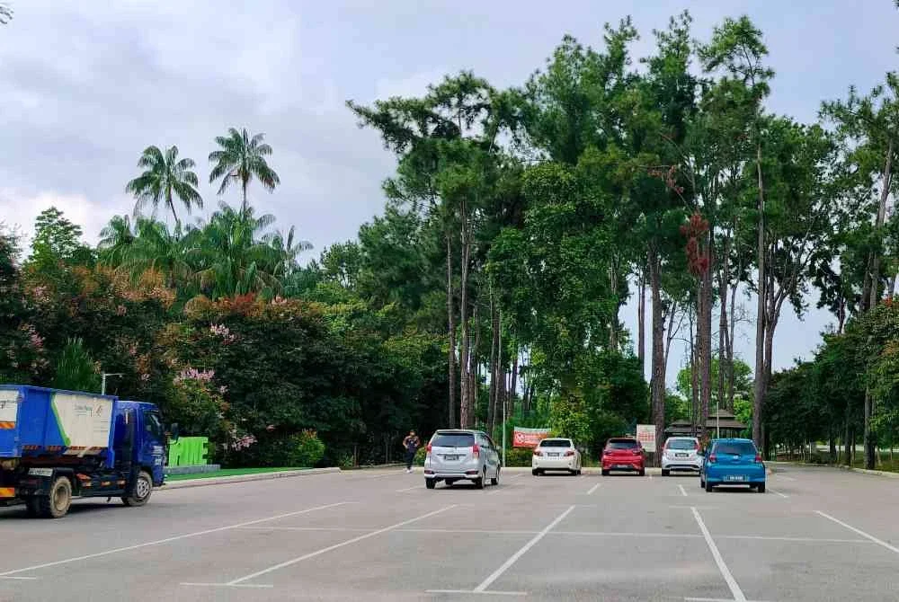 Tapak parkir luas dan percuma disediakan untuk pengunjung Taman Eko Rimba Balok Pine.