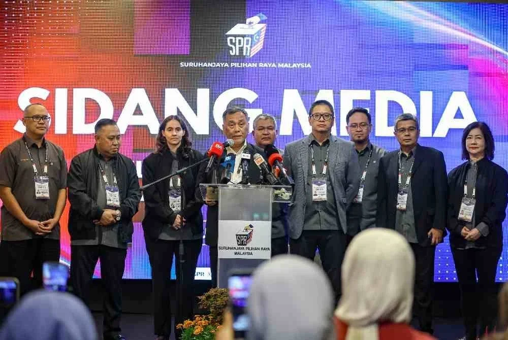 Pengerusi Suruhanjaya Pilihan Raya (SPR) Datuk Seri Ramlan Harun (tengah) ketika Sidang Media berhubung keputusan penuh bagi Pilihan Raya Negeri Johor ke-16 di Bangunan Sultan Ismail, Kota Iskandar. Foto Bernama.