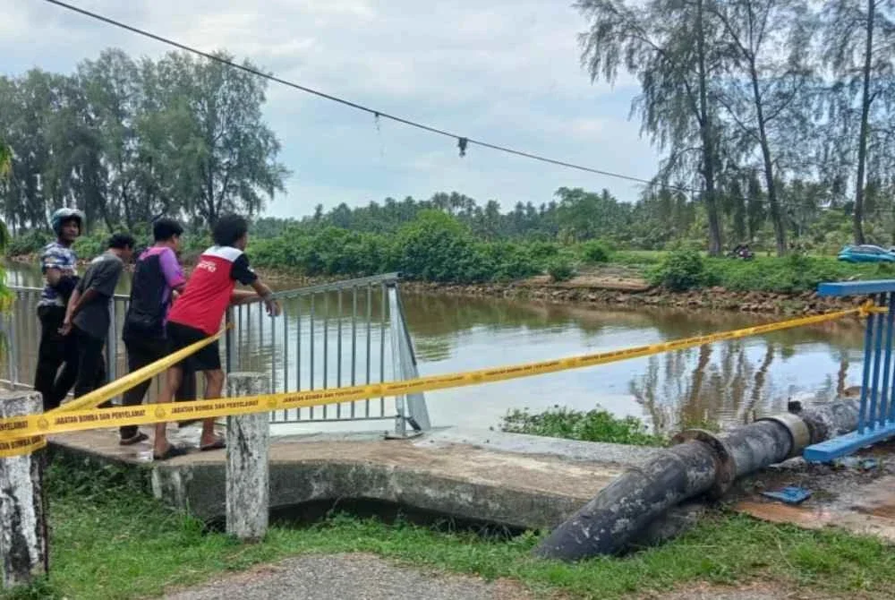 Remaja berkenaan memaklumkan dia terlelap kerana mengantuk dan apabila tersedar dipercayai kereta sudah tenggelam di dalam sungai dianggarkan sedalam 15 meter. Foto JBPM