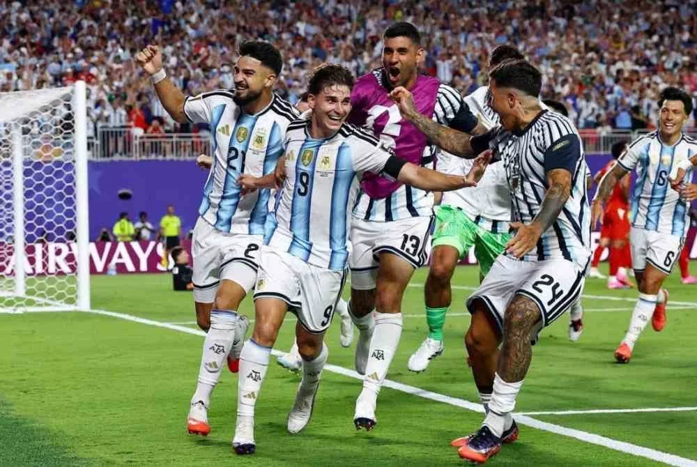 Julian Alvarez (dua kiri) meledak gol yang mencetuskan kebangkitan Argentina. Foto Agensi