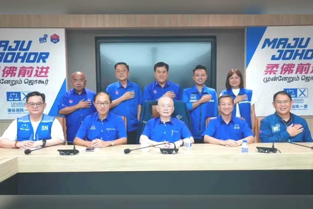Presiden MCA, Datuk Seri Dr Wee Ka Siong (duduk, tengah) bersama barisan kepimpinan dan semua calon parti itu yang memenangi PRN Johor di pejabat Perhubungan Negeri MCA Johor. Foto Facebook Wee Ka Siong