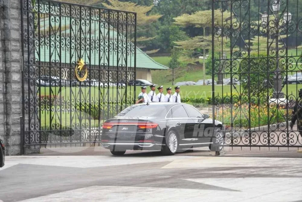 Onn Hafiz dilihat menaiki kenderaan rasmi dan tiba pada jam 3.40 petang.