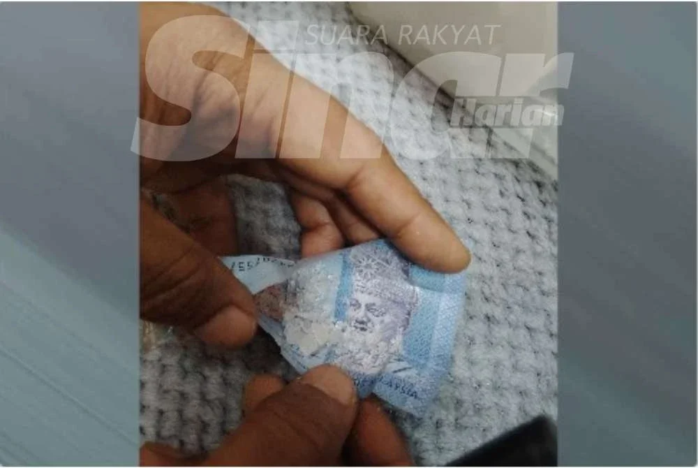Penemuan mengejutkan dadah disyaki syabu dalam lipatan duit kertas di sebuah gerai menjual sirih pada Ahad.