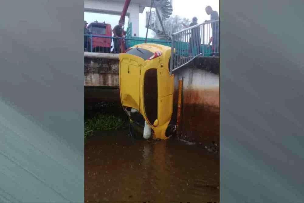 Kereta tersebut dipercayai sudah tenggelam di dalam sungai sedalam kira-kira 15 meter.