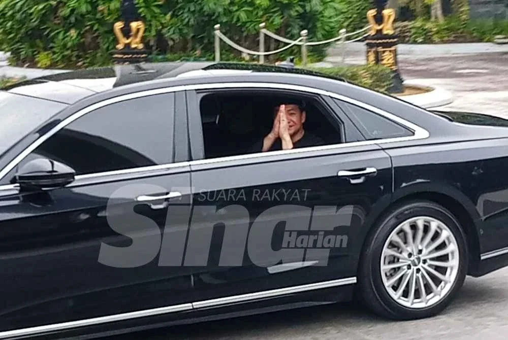 Kenderaan membawa Onn Hafiz meninggalkan Istana Bukit Serene, Johor Bahru selepas Majlis Istiadat Mengangkat Sumpah Menteri Besar Johor.