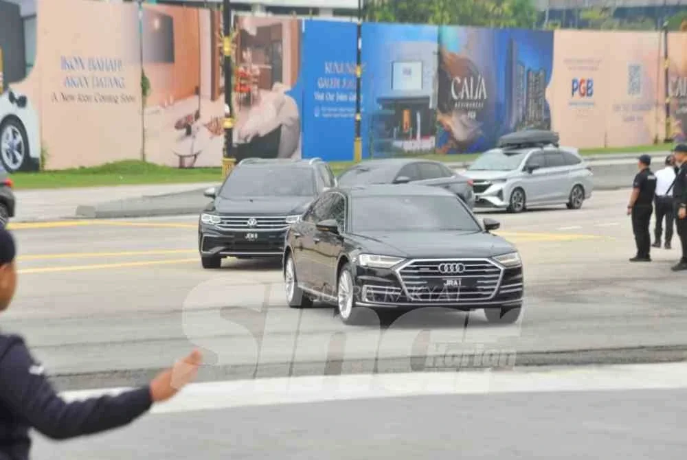 Kenderaan membawa Onn Hafiz Ghazi memasuki Istana Bukit Serene Johor Bahru pada petang Ahad.