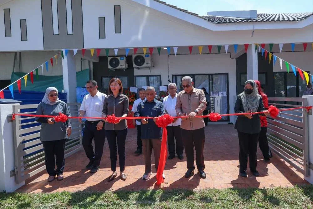 Projek Lembaga Perumahan dan Hartanah Perak (LPHP) dan dibangunkan Forte Emerald Sdn Bhd itu merangkumi 184 unit rumah dengan 114 unit dalam fasa satu dan 70 unit lagi harga terbuka bagi fasa dua.