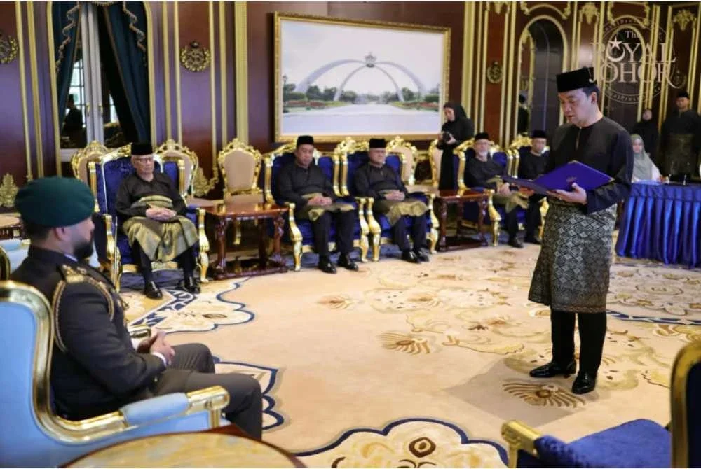 Onn Hafiz mengangkat sumpah sebagai Menteri Besar Johor di hadapan Pemangku Sultan Johor,Tunku Mahkota Ismail pada Ahad - Foto: FB OnnHafiz