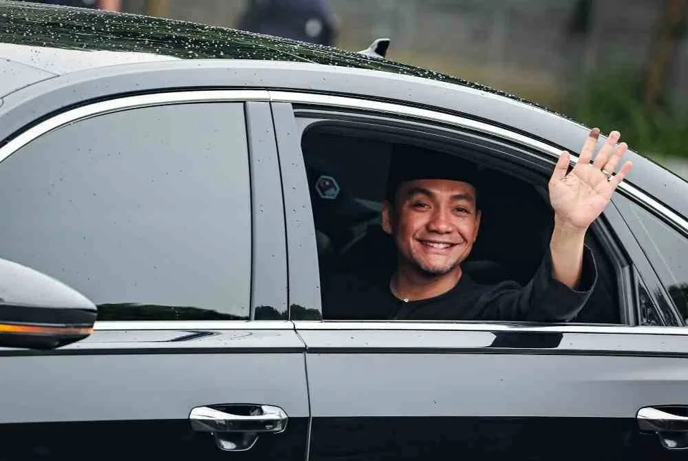 Pengerusi Barisan Nasional Johor merangkap Ahli Dewan Undangan Negeri (ADUN) Machap, Datuk Onn Hafiz Ghazi melambai ke arah pengamal media selepas Istiadat Mengangkat Sumpah Pelantikan Menteri Besar Johor di Istana Bukit Serene hari ini. Foto Bernama