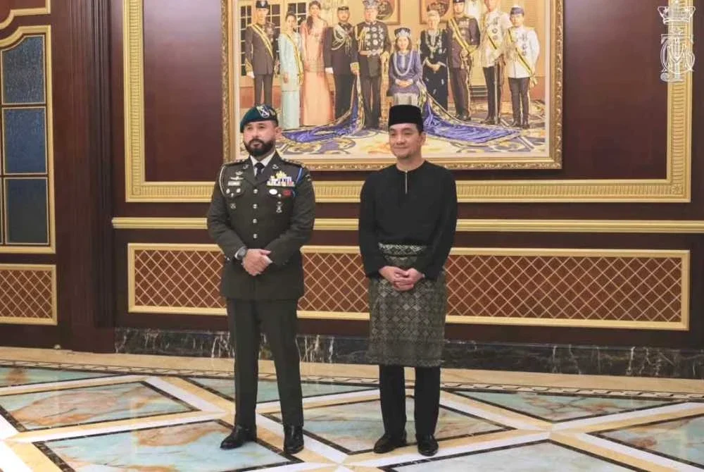 Onn Hafiz (kanan) bersama Pemangku Sultan Johor, Tunku Mahkota Ismail. Foto Facebook Onn Hafiz Ghazi