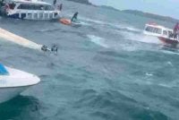 Sebuah bot pelancong yang membawa pelancong asing terbalik di perairan An Thới, Pulau Phú Quốc. Foto: Media sosial