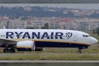 Sebuah pesawat Ryanair berada di landasan Lapangan Terbang Makedonia di Thessaloniki, Greece. Gambar hiasan Foto: Reuters/Alexandros Avramidis