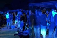 Tangkap layar dari video tular, di mana suspek diserahkan kepada polis untuk tindakan lanjut.