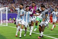 Julian Alvarez (dua kiri) meledak gol yang mencetuskan kebangkitan Argentina. Foto Agensi