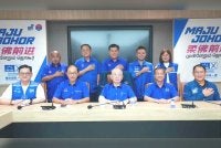 Presiden MCA, Datuk Seri Dr Wee Ka Siong (duduk, tengah) bersama barisan kepimpinan dan semua calon parti itu yang memenangi PRN Johor di pejabat Perhubungan Negeri MCA Johor. Foto Facebook Wee Ka Siong