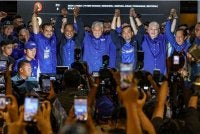 Pengerusi Barisan Nasional, Datuk Seri Dr Ahmad Zahid Hamidi (tengah) bersama Pengerusi Barisan Nasional (BN) Johor, Datuk Onn Hafiz Ghazi (empat dari kanan) serta barisan kepimpinan yang lain selepas keputusan tidak rasmi Pilihan Raya Negeri (PRN) Johor ke-16 di Ibu Pejabat Badan Perhubungan UMNO Johor, Johor Bahru. Foto Bernama
