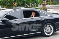 Kenderaan membawa Onn Hafiz meninggalkan Istana Bukit Serene, Johor Bahru selepas Majlis Istiadat Mengangkat Sumpah Menteri Besar Johor.