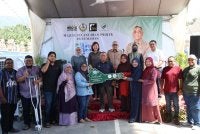 Saarani (tengah) menyerahkan replika kunci kepada penerima kunci sebagai simbolik Perasmian Projek Perumahan Perakku Astana Chemor pada Ahad.