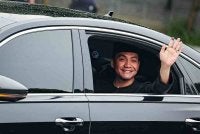 Pengerusi Barisan Nasional Johor merangkap Ahli Dewan Undangan Negeri (ADUN) Machap, Datuk Onn Hafiz Ghazi melambai ke arah pengamal media selepas Istiadat Mengangkat Sumpah Pelantikan Menteri Besar Johor di Istana Bukit Serene hari ini. Foto Bernama