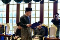 Onn Hafiz pada Ahad mengangkat sumpah sebagai Menteri Besar Johor di hadapan Pemangku Sultan Johor, Tunku Mahkota Ismail di Istana Bukit Serene. Foto Bernama
