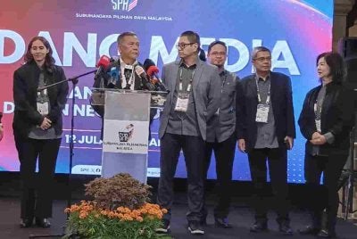 Ramlan (tengah) mengumumkan keputusan penuh PRN Johor ke 16 di Bangunan Sultan Ismail, Kota Iskandar pada Ahad