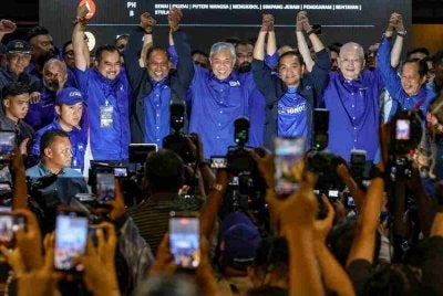 Pengerusi Barisan Nasional, Datuk Seri Dr Ahmad Zahid Hamidi (tengah) bersama Pengerusi Barisan Nasional (BN) Johor, Datuk Onn Hafiz Ghazi (empat, kanan) serta barisan kepimpinan yang lain selepas keputusan tidak rasmi Pilihan Raya Negeri (PRN) Johor ke-16 di Ibu Pejabat Badan Perhubungan UMNO Johor, Johor Bahru pada Sabtu. Foto: Bernama 