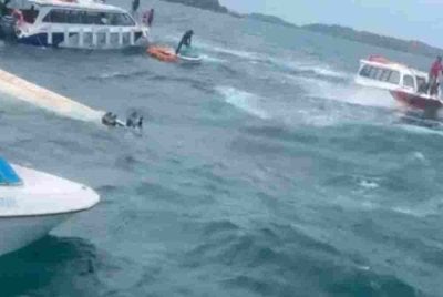 Sebuah bot pelancong yang membawa pelancong asing terbalik di perairan An Thới, Pulau Phú Quốc. Foto: Media sosial