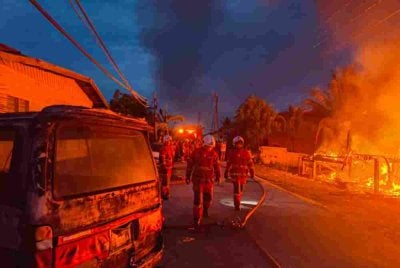 Seorang lelaki ditemukan rentung dalam kebakaran di Batu Putih Sandakan Lorong 3, Sandakan, awal pagi Ahad. 