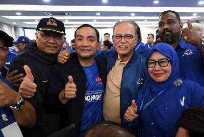 Wan Rosdy turut berada di Pejabat UMNO Johor bagi mengikuti perkembangan kiraan undi PRN Negeri Johor pada Sabtu. Foto: FB Wan Rosdy Wan Ismail 