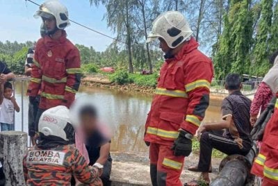 Seorang pelajar lelaki berusia 16 tahun terselamat selepas Perodua Myvi yang dipandunya terjunam ke dalam sungai di Bachok. Foto JBPM