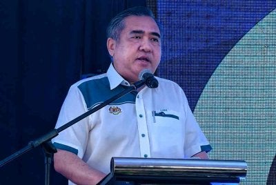 Anthony Loke ketika program Kampung Angkat Madani Tahun 2026 di Kampung Chennah.