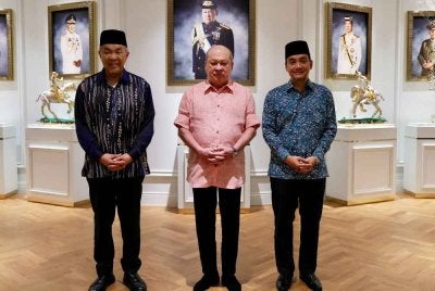  Sultan Ibrahim berkenan menerima mengadap Ahmad Zahid dan Onn Hafiz di Istana Pasir Pelangi, Johor Bahru pada Ahad.
