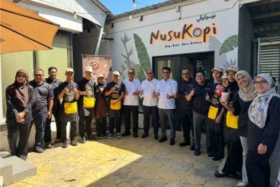 Penuntut yang menguruskan kafe Nusuk Kopi bergambar dengan kenamaan yang hadir. 
