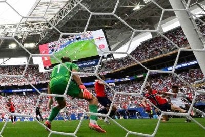 Jaringan penyamaan Bellingham mencetuskan bantahan pemain Norway yang mendakwa bola terkena kabel kamera sebelum gol itu terhasil. Foto Agensi