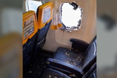  Seorang penumpang cedera selepas tingkap sebuah pesawat Ryanair tercabut sejurus berlepas dari Thessaloniki, Greece, pada Jumaat.