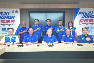 Presiden MCA, Datuk Seri Dr Wee Ka Siong (duduk, tengah) bersama barisan kepimpinan dan semua calon parti itu yang memenangi PRN Johor di pejabat Perhubungan Negeri MCA Johor. Foto Facebook Wee Ka Siong