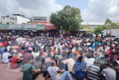 JIM menggempur warga asing kawasan di sekitar 'bus stand Klang' pada Ahad.