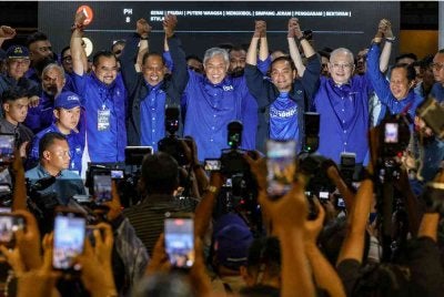 Pengerusi Barisan Nasional, Datuk Seri Dr Ahmad Zahid Hamidi (tengah) bersama Pengerusi Barisan Nasional (BN) Johor, Datuk Onn Hafiz Ghazi (empat dari kanan) serta barisan kepimpinan yang lain selepas keputusan tidak rasmi Pilihan Raya Negeri (PRN) Johor ke-16 di Ibu Pejabat Badan Perhubungan UMNO Johor, Johor Bahru. Foto Bernama