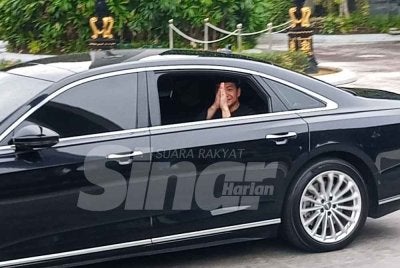 Kenderaan membawa Onn Hafiz meninggalkan Istana Bukit Serene, Johor Bahru selepas Majlis Istiadat Mengangkat Sumpah Menteri Besar Johor.
