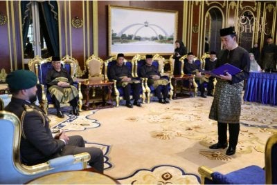 Onn Hafiz mengangkat sumpah sebagai Menteri Besar Johor di hadapan Pemangku Sultan Johor,Tunku Mahkota Ismail pada Ahad - Foto: FB OnnHafiz