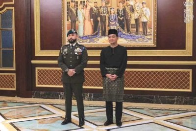 Onn Hafiz (kanan) bersama Pemangku Sultan Johor, Tunku Mahkota Ismail. Foto Facebook Onn Hafiz Ghazi