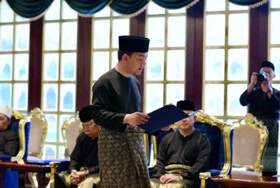 Onn Hafiz pada Ahad mengangkat sumpah sebagai Menteri Besar Johor di hadapan Pemangku Sultan Johor, Tunku Mahkota Ismail di Istana Bukit Serene. Foto Bernama