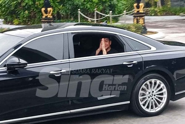 Kenderaan membawa Onn Hafiz meninggalkan Istana Bukit Serene, Johor Bahru selepas Majlis Istiadat Mengangkat Sumpah Menteri Besar Johor.