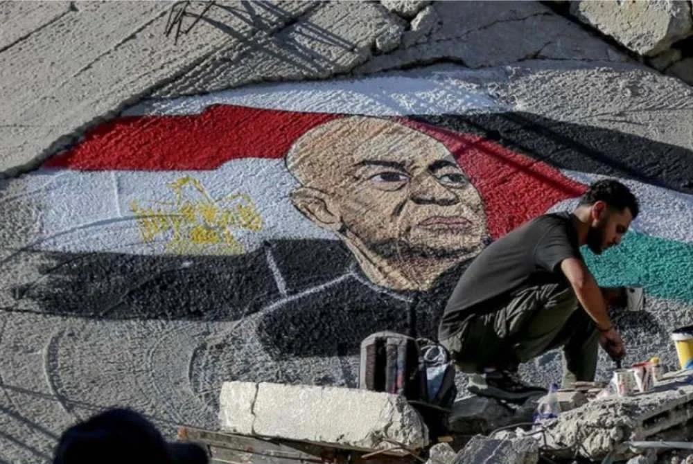 Pelukis, Obeid al-Karshelli menghasilkan mural Hassan di atas runtuhan sebuah rumah yang musnah di Gaza sebagai tanda penghargaan terhadap mesej solidariti yang disampaikan terhadap penduduk Palestin.