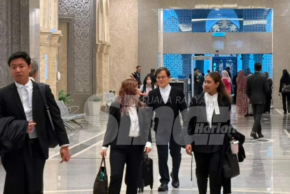 Hisyam (dua dari kanan) tiba di Mahkamah Persekutuan, Putrajaya pada Isnin.
