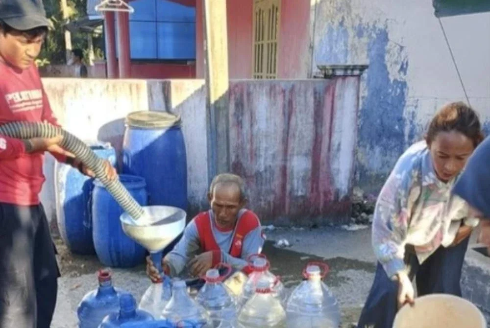 Penduduk mengambil air yang disalurkan oleh pihak berkuasa. Foto: Agensi