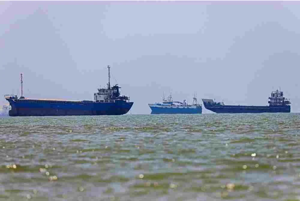 Kapal-kapal yang masih belayar di Selat Hormuz pada 12 Julai 2026. Gambar hiasan Foto: AmirHossein Khorgooei/ISNA/AFP