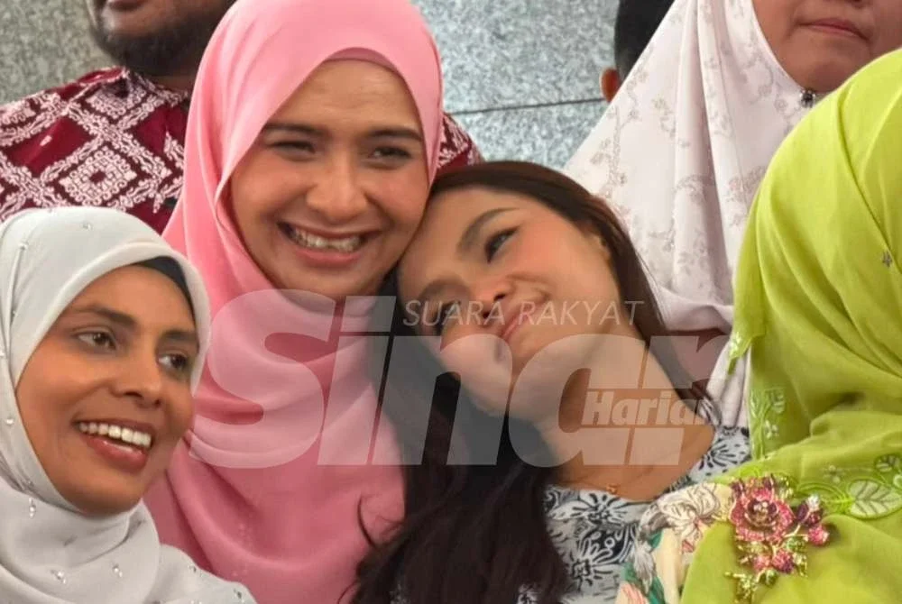 Bella Astillah (kanan) hadir memnberikan sokongan kepada tunangnya, Syed Saddiq.