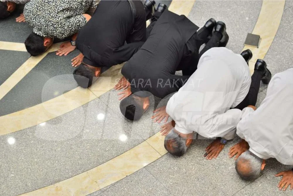 Syed Saddiq dan ahli keluarga melakukan sujud syukur kerana lepas serta bebas daripada sebarang sabitan. Foto: ASRIL ASWANDI SHUKOR